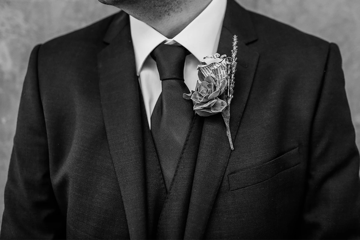 有別著胸針的西裝