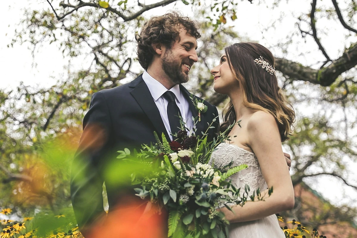 新郎穿著黑色西裝與新娘