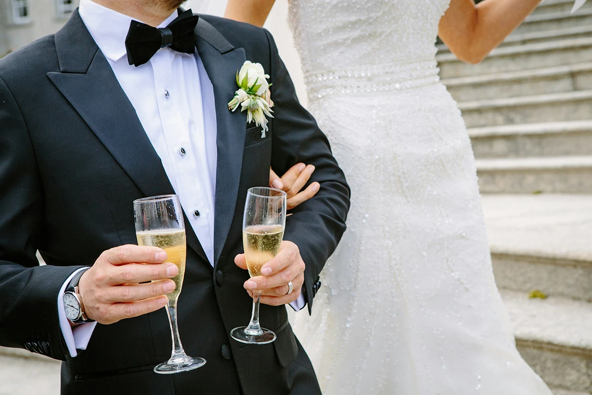 新郎穿著新郎禮服挽著新娘