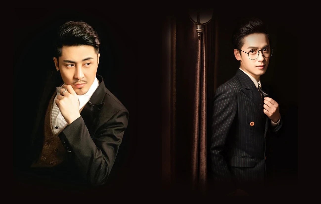 穿著黑色禮服及條紋西裝的兩位男士