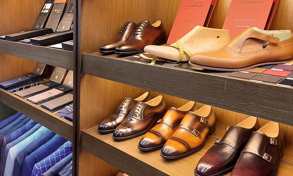 力群男士西服店面空間，展示眾多皮鞋與西裝。