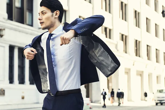 夏日中穿上西裝外套