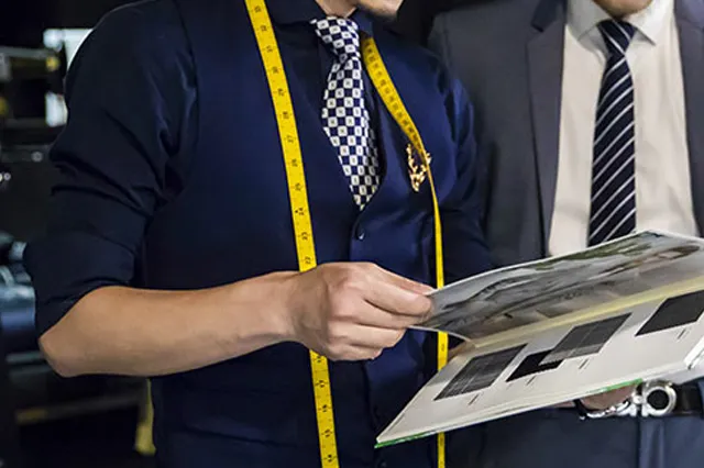 與客戶溝通的西裝師傅