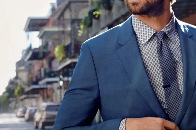 藍色西裝外套搭格紋襯衫