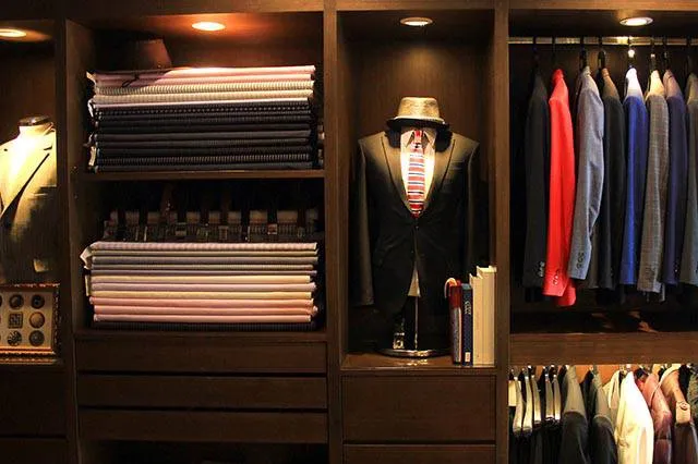 西裝店展示櫃