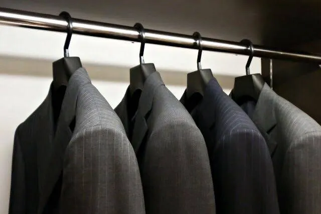 吊掛展示的西裝