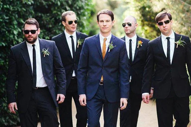 穿著藍色西服的新郎與伴郎們的穿搭