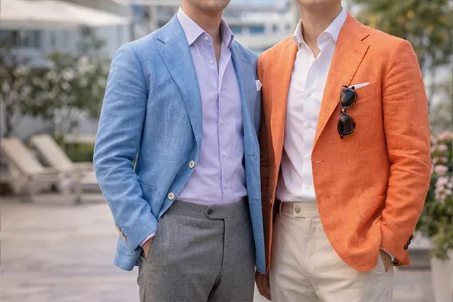 男士夏日休閒西裝穿搭示範-淺藍色與亮橘色亞麻西裝外套-度假風紳士造型