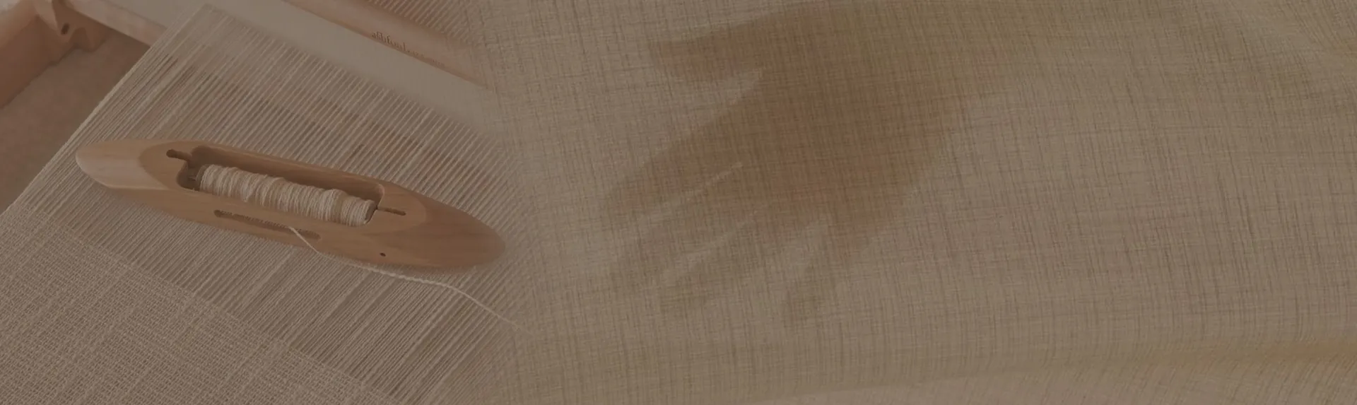 展示高級訂製西服店內場景，一套米色亞麻西裝外套搭配簡約內搭，