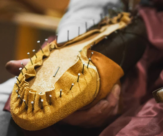 幫好鞋面釘子固定